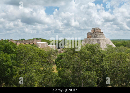 La piramide del mago e rovine di Uxmal, un antico Mesoamerican città Maya sito archeologico di sconfinare giungla vicino a Merida, Messico Foto Stock