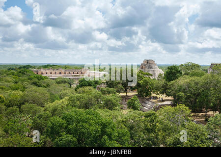 La piramide del mago e rovine di Uxmal, un antico Mesoamerican città Maya sito archeologico di sconfinare giungla vicino a Merida, Messico Foto Stock