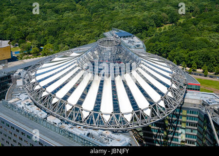 Berlino, Germania - 9 giugno 2017: Antenna del tetto del Sony Center building a Potsdamer Platz a Berlino, Germania. Foto Stock