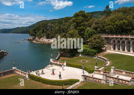 Il giardino in riva al mare del castello di Miramare a Trieste, Italia Foto Stock