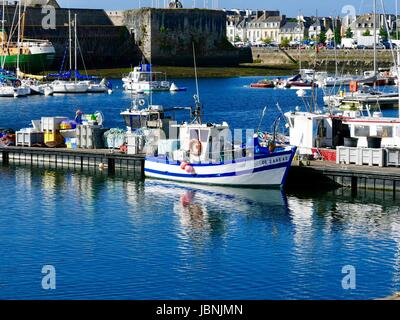 Imbarcazioni commerciali in porto al di fuori del centro storico, città murata. Concarneau, Francia Foto Stock