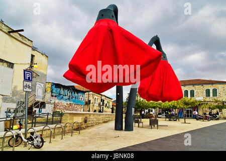 Gerusalemme, Israele - 29 dicembre 2016: Street installazione in forma di tulipani di fronte al famoso Mahane Yehuda Market di Gerusalemme Foto Stock