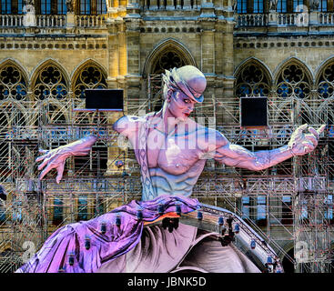 Vista della statua Life Ball 2017 di fronte al Municipio di Vienna, Austria Foto Stock