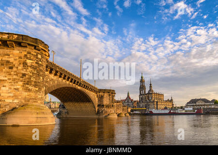 Dresden City skyline al fiume Elba e Cattedrale di Dresda durante il tramonto, Dresda, Germania Foto Stock