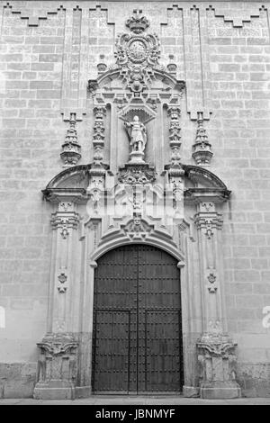 CORDOBA, Spagna - 28 Maggio 2015: il portale barocco della chiesa Real Colegiata de San Hipolito dall anno 1730 da Juan de Aguilar Foto Stock