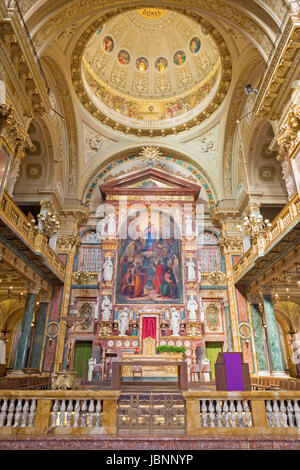 Torino, Italia - 15 Marzo 2017: l'altare maggiore e il presbiterio della chiesa Basilica Maria Ausiliatrice withe il dipinto da Tommaso Lorenzone Foto Stock