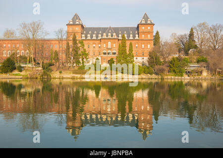 Torino - Castello del Valentino palazzo nella luce del mattino. Foto Stock