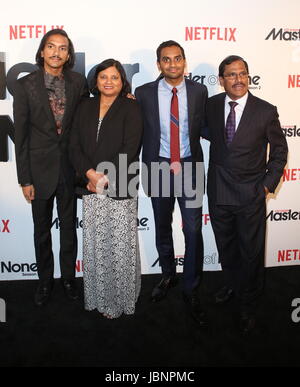 'Master di None' Stagione 2 premiere al teatro SVA - Arrivi con: valutazione, Fatima Ansari, Shoukath Anasari, Aziz Ansari dove: New York New York, Stati Uniti quando: 11 maggio 2017 Credit: Derrick Salters/WENN.com Foto Stock