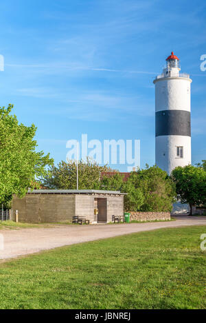 Ottenby, Svezia - 27 Maggio 2017: ambientale documentario. Il faro di lunga Jan visto dal lato nord in serata la luce del sole. Foto Stock