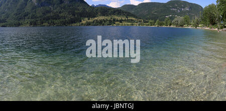 Vista panoramica delle acque cristalline del lago di Bohinj una famosa destinazione non lontano dal lago di Bled, in Slovenia. Foto Stock