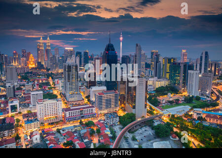Kuala Lumpur. Immagine di paesaggio cittadino di Kuala Lumpur in Malesia durante il tramonto. Foto Stock