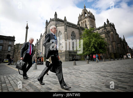 Signore Kerr (sinistra) e signore Reed a piedi attraverso il Royal Mile di Edimburgo, davanti alla Corte Suprema di audizioni pubbliche in città camere, la prima volta che il Regno Unito ha il più alto tribunale ha seduto fuori Londra. Foto Stock