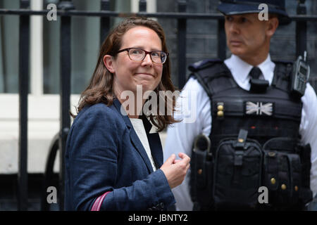 Leader della House of Lords La Baronessa Evans arriva al 10 di Downing Street come Theresa Maggio è di fronte a una resa dei conti con MPs Conservative nel mezzo di rabbia nel modo in cui il partito ha visto la sua maggior parte annientati nell'elezione generale. Foto Stock