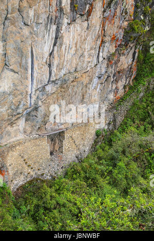 Il ponte di Inca vicino a Machu Picchu in Perù. Questo ponte è una parte di un sentiero di montagna che capi ad ovest da Machu Picchu Foto Stock