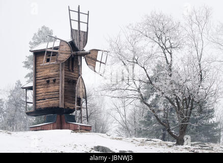 Paesaggio invernale con il vecchio e abbandonato il mulino a vento di giorno in Finlandia Foto Stock