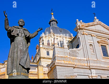 Madrid, Spagna. Catedral de la Almudena (1994) Cattedrale. La statua di Papa Giovanni Paolo II Foto Stock