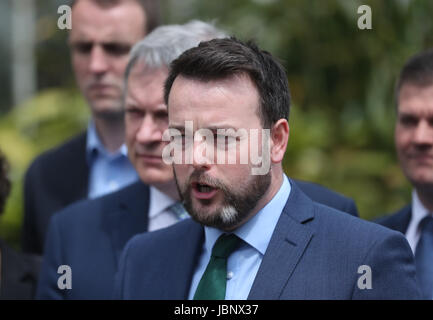 Leader SDLP Colonna Eastwood parla ai media affiancato da colleghi di partito al castello di Stormont a Belfast. Foto Stock