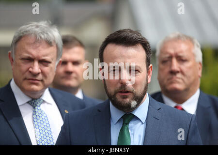 Leader SDLP Colonna Eastwood parla ai media affiancato da colleghi di partito al castello di Stormont a Belfast. Foto Stock