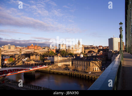 Newcastle Upon Tyne Il Quayside e Grainger città colorate aree golden all'alba, con l'ombra dell'iconico Tyne Bridge cast attraverso gli edifici Foto Stock