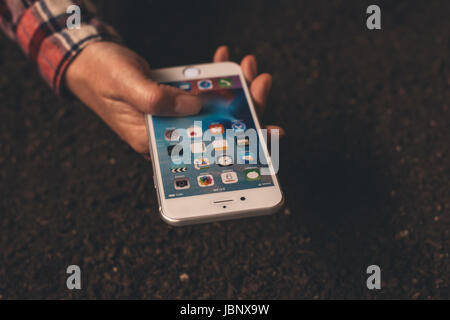 NOVI SAD SERBIA - 25 Maggio 2017: Femmina mano con iPhone 6 argento su suolo suolo Foto Stock