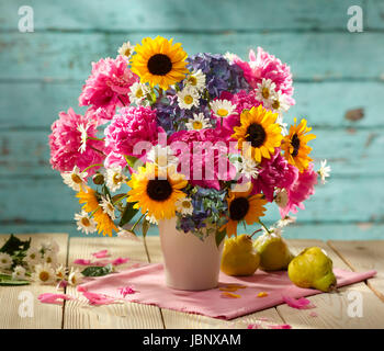 Bouquet di fiori tra cui girasoli, peonie, ortensie. Foto Stock