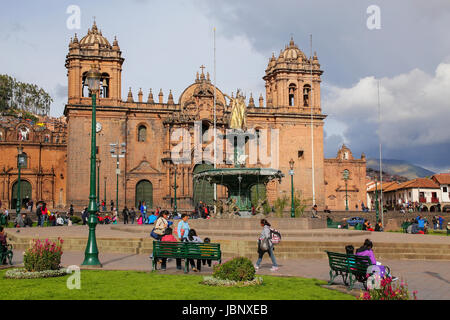 Basilica Cattedrale dell Assunzione della Vergine in Plaza de Armas in Cusco, Perù. Edificio fu completato nel 1654 quasi 100 anni dopo la costruzione Foto Stock