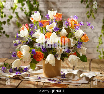 Bouquet di fiori tra cui i tulipani, rose. Foto Stock