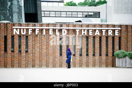 Una donna che si trova di fronte all'edificio del Nuffield Theatre nel campus di Highfield presso l'Università di Southampton nel 2017, Southampton, Regno Unito Foto Stock