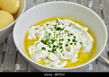 Ricotta con patate lesse olio di semi di lino ed erba cipollina, close up, macro, frame completo Foto Stock