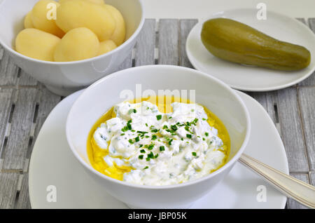 Ricotta con patate lesse olio di semi di lino ed erba cipollina, close up, macro, frame completo Foto Stock