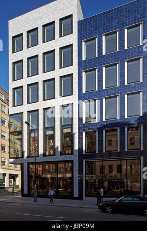 Dettaglio della facciata Da Conduit street. 24 Saville Row, Londra, Regno Unito. Architetto: EPR Architetti Limited, 2017. Foto Stock