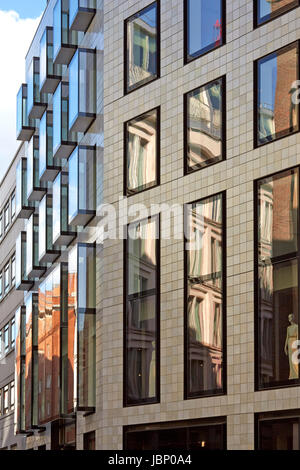 Dettaglio della facciata Da Conduit street. 24 Saville Row, Londra, Regno Unito. Architetto: EPR Architetti Limited, 2017. Foto Stock