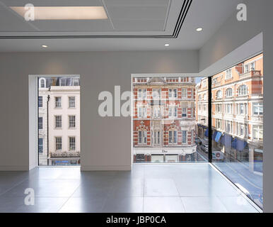 Tipica la piastra a pavimento. 24 Saville Row, Londra, Regno Unito. Architetto: EPR Architetti Limited, 2017. Foto Stock