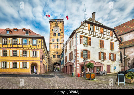 HDR-immagine della storica torre dell orologio con gate in Ribeauville, Alsazia, Francia Foto Stock