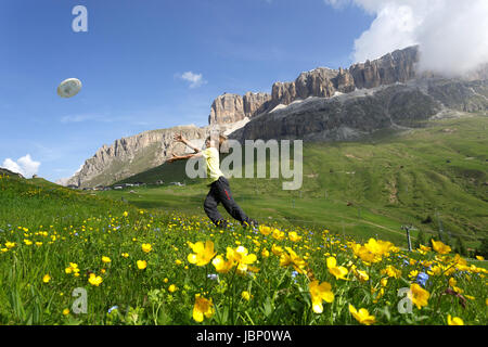 Giovane ragazzo giocando con il frisbee vicino al Passo Pordoi, Dolomiti, Italia. Foto Stock