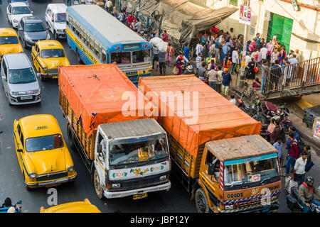 Inceppamento di traffico su una strada trafficata nel sobborgo sealdah Foto Stock
