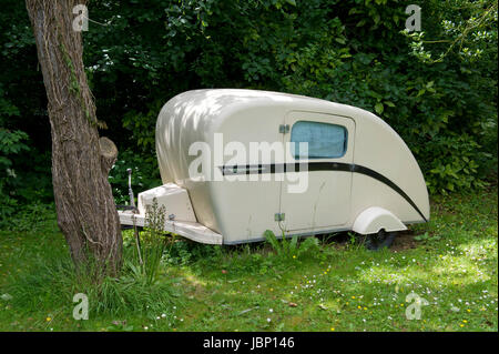Un a goccia o tipo pod piccolo rimorchio/caravan in Somerset Orchard. Foto Stock