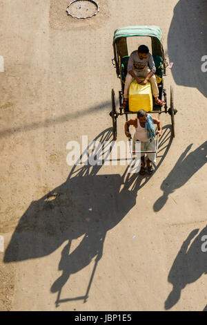 Vista aerea su un uomo tira un rickshaw su una strada nel quartiere nuovo mercato Foto Stock