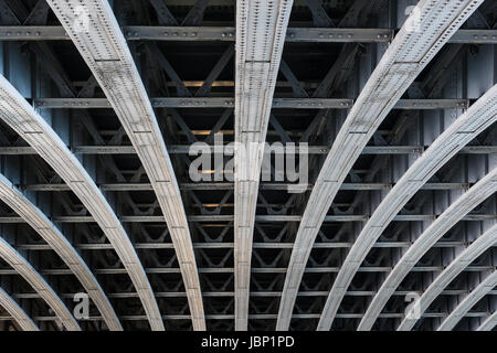 Dettaglio di acciaio ribadito travi di sostegno span del ponte che attraversa il fiume Tamigi Foto Stock