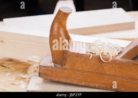 Hobel mit Holz Spänen in einer Schreinerei bei der Holzbearbeitung Nahaufnahme in dettaglio Foto Stock