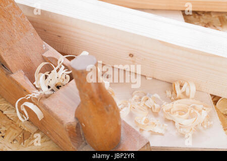 Hobel mit Holz Spänen in einer Schreinerei bei der Holzbearbeitung Nahaufnahme in dettaglio Foto Stock