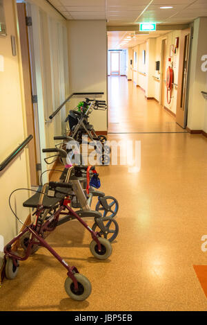 Camminare aiuta nella casa degli anziani, Paesi Bassi Foto Stock