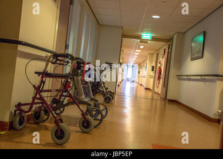 Camminare aiuta nella casa degli anziani, Paesi Bassi Foto Stock