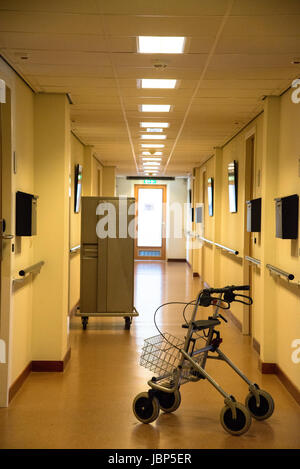 Camminare aiuta nella casa degli anziani, Paesi Bassi Foto Stock