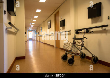 Camminare aiuta nella casa degli anziani, Paesi Bassi Foto Stock