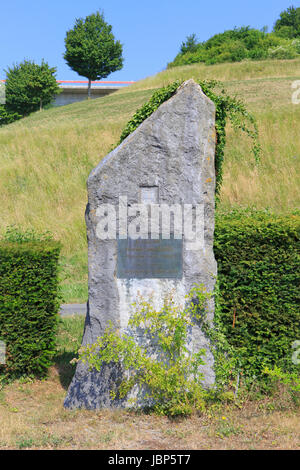 Monumento commemorativo della beginnng della costruzione del più grande del mondo a doppio sollevatore (aperto nel 2002) a Strepy-Thieu , Belgium Foto Stock
