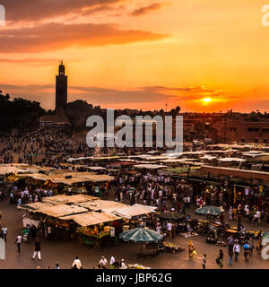 Jamaa el Fna Anche Piazza Jemaa El Fnaa, Djema El Fna o Djemaa El Fnaa è quadrata e la piazza del mercato della medina di Marrakesh trimestre. Marrakech, Marocco, Africa del nord. UNESCO Patrimonio dell'umanità. Foto Stock
