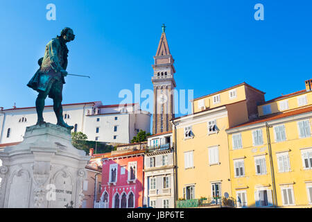 Il Tartini Square è la più grande e la piazza principale della città di Pirano, Slovenia. È stato chiamato dopo il violinista e compositore Giuseppe Tartini. Foto Stock