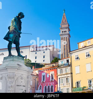 Il Tartini Square è la più grande e la piazza principale della città di Pirano, Slovenia. È stato chiamato dopo il violinista e compositore Giuseppe Tartini. Foto Stock