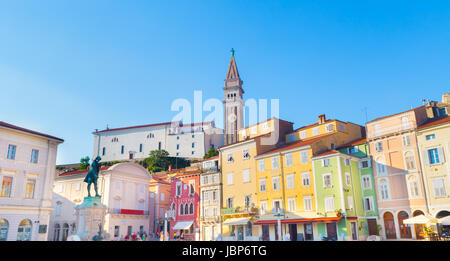 Il Tartini Square è la più grande e la piazza principale della città di Pirano, Slovenia. È stato chiamato dopo il violinista e compositore Giuseppe Tartini. Foto Stock